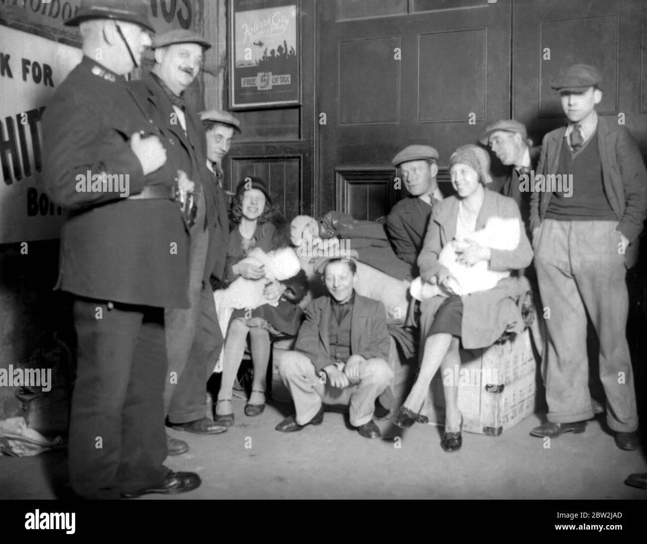 Hop Pickers at London Bridge Station at night. 1933 Stock Photo