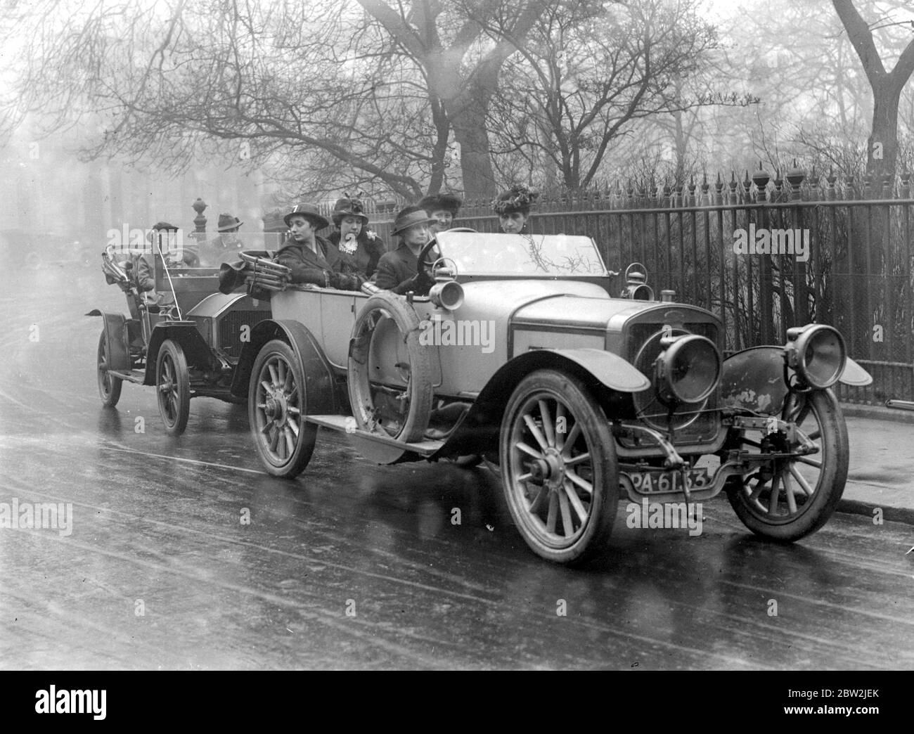 To enable wonem who are in financial straits owing to the war to earn a living as Chauffeurs, Mrs Heywood of the Piccadilly motor training Institue, offer free training. Changing a damaged tyre on the road. pupils off for a drive. 1914-1918 Stock Photo