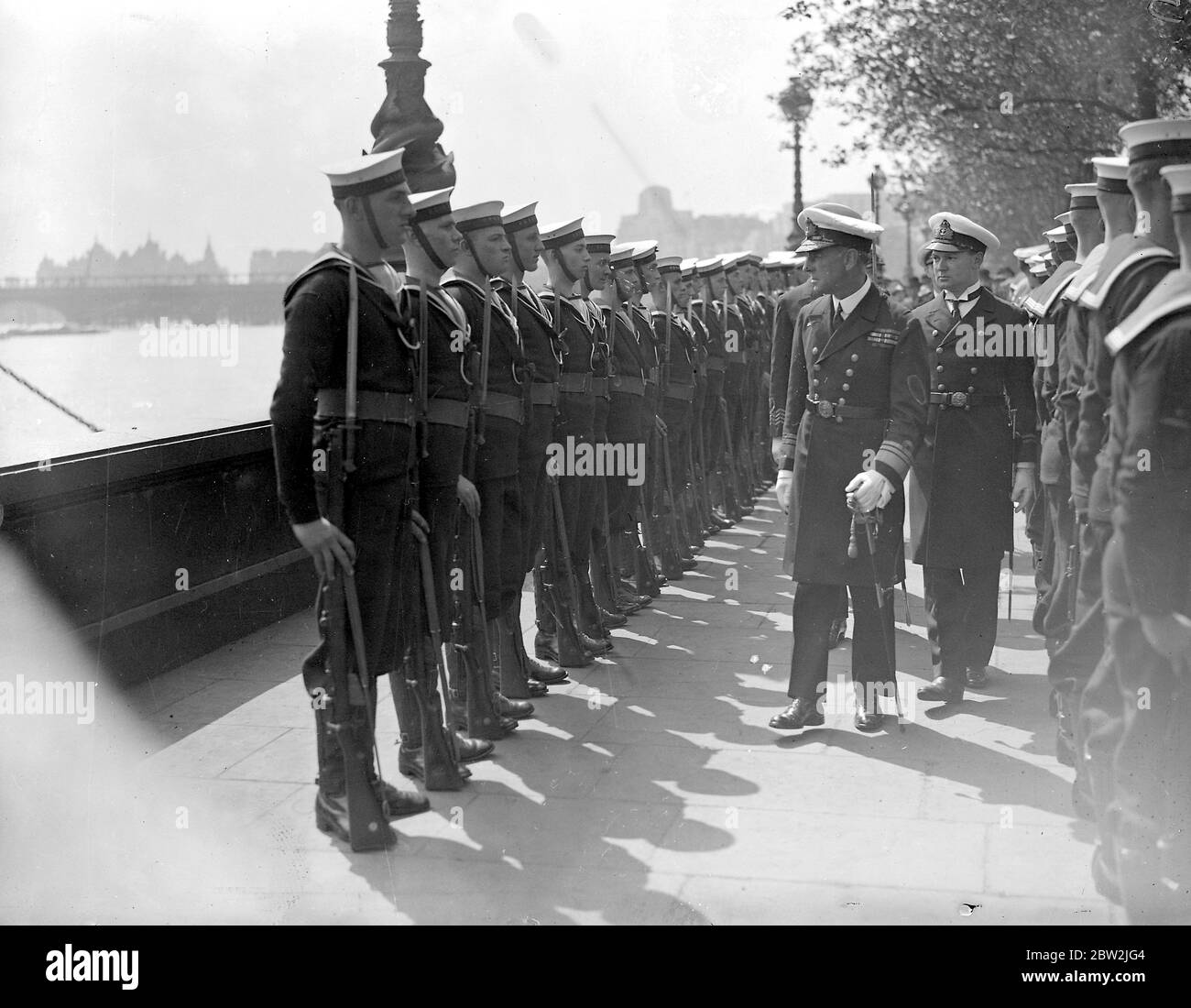 Vice Admiral G.K. Chetwode inspecting the Guard of Honour on his visit to H.M.S. President. 26 May 1934 Stock Photo