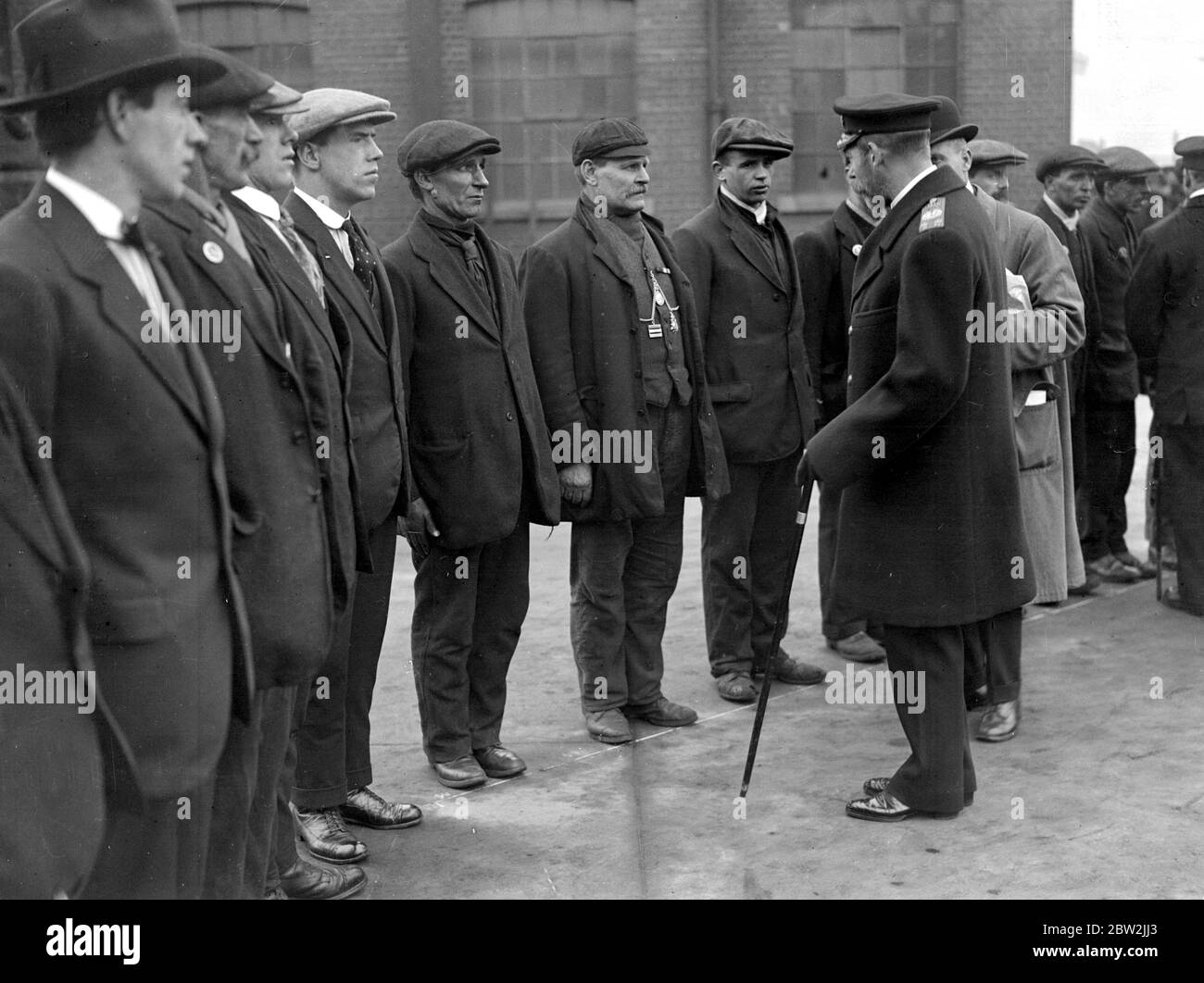 Royal visit to Immingham Docks. Ex-Private Benjamin Key who while in the Gordon Highlanders, Marched with Lord Roberts from Kabut to Kandahar - he is amongest a number of men released from the army for Naval construction work. 10 April 1918 Stock Photo