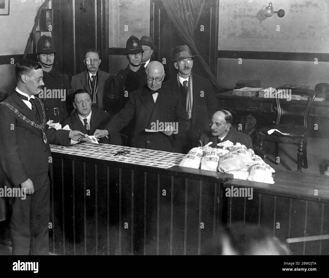 Share out of the new tabernacle society. Councillor G.J. Vaugham, Labour Mayor of Shoreditch, receiving his share. 18 December 1926 Stock Photo