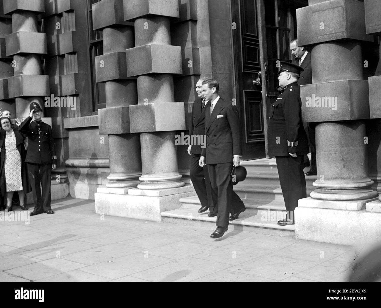 War crisis, 1939. The king with Mr Hore Belisha, after his visit to the War Office behind is the Duke of Gloucester. 30 August 1939 George VI (Albert Frederick Arthur George) British ruler; king of Britain 1936-1952; last emperor of India 1936-1947; brother of Edward VIII; son of George V  1895-1952 Stock Photo