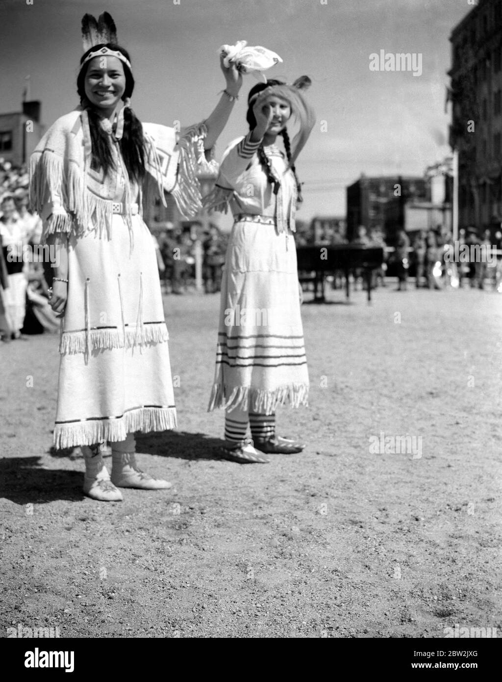 The Royal tour of Canada and the USA by King George VI and Queen Elizabeth , 1939 The King and Queen welcomed at Saskatoon, Saskatchewan by Indian girl students Ninaki , a Chief Woman of the Blackfeet Indians ( on left ) and Weetchikoo a Cree Indian Stock Photo