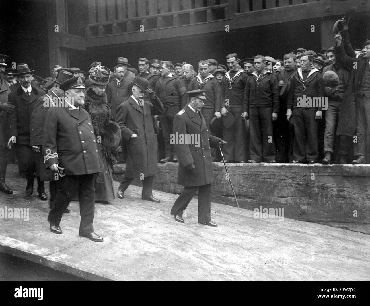 Their Majesties visit to Grimsby - leaving Fish Docks. 10 April 1918 Stock Photo