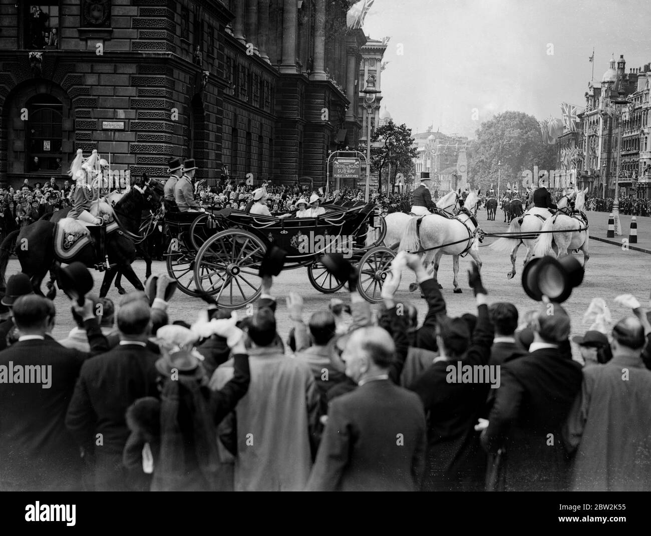 The Royal tour of Canada and the USA by King George VI and Queen Elizabeth , 1939 . The King and Queen and the Princesses Elizabeth and Margaret Rose driving through Whitehall , London on the way to Buckingham Palace on their return to Britain Stock Photo