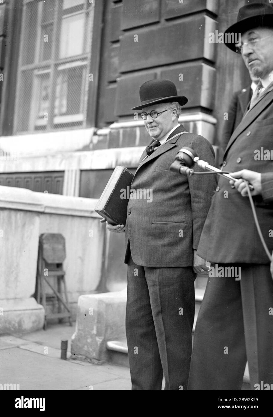 Sir Kingsley Wood leaving to home present his interim war buget. 23 July 1940 Stock Photo