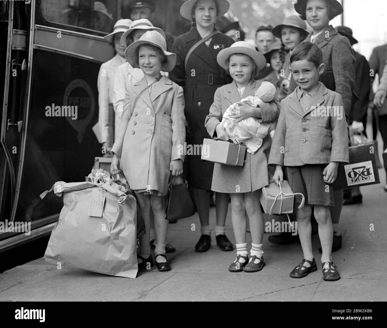 War Crisis, 1939. Air Raid precautions Second World War began, and evacuees, like these in this picture, began to pour out of London for safety of the countryside. Carrying gas-mask cases,luggage labels identifying them, fixed to their clothing, it was for some of them a Great Adventure, for many of them had never left home, or even London before.. 3 September 1939 Stock Photo