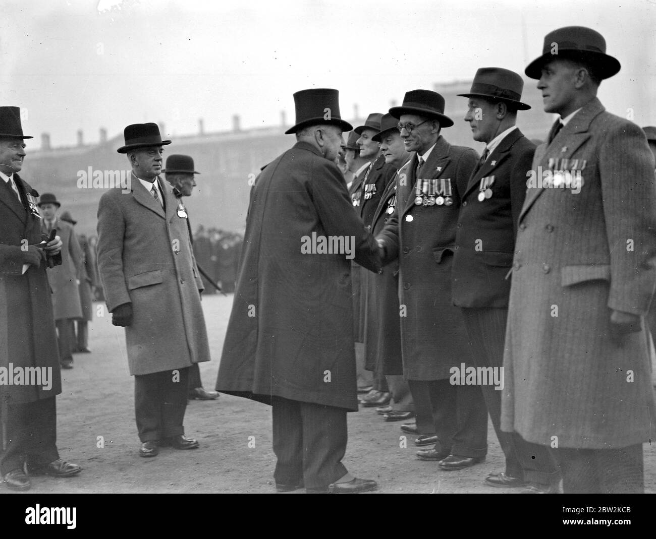 Royal Naval Old Comrades Association Annual Parade, Horse Guards, London. Admiral Tupper chatting to F. Robinson, Coxswain of destroyer Milne, Dover Patrol. 13th November 1937 Stock Photo