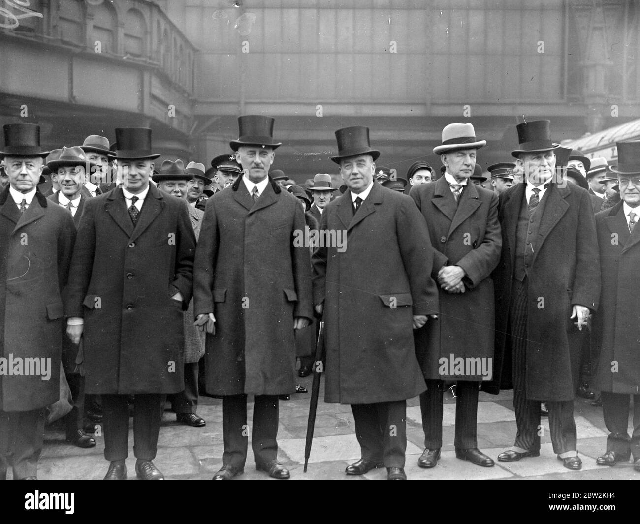 American delegates arrive at Paddington for the Navel Conferance, Left to Right Mr C.F. Adams (American Sec for Navy), Mr A.V. Alexander (Brit. First Lord of Admiralty), Mr H.L. Stimson(American Sec. of State), Mr Arthur Henderson, Gen Dawes, Senator J.T. Robinson and Mr Dwight Morrow. 17 January 1930 Stock Photo