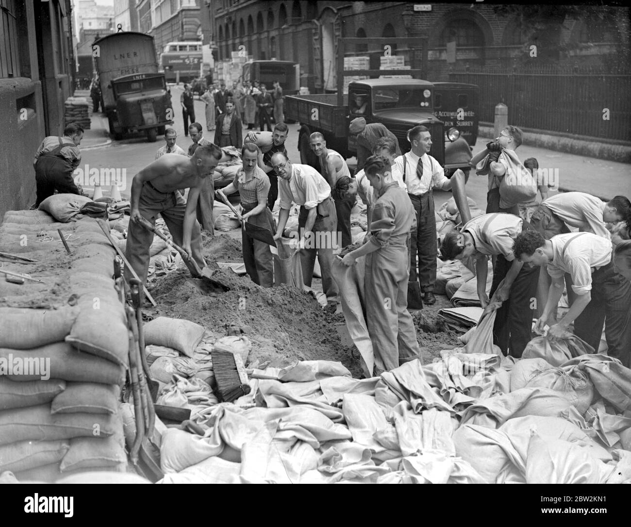 War Crisis, 1939. Employees of Messrs Jas Sainsbury's turn to sandbag filling. 10 August 1939 Stock Photo