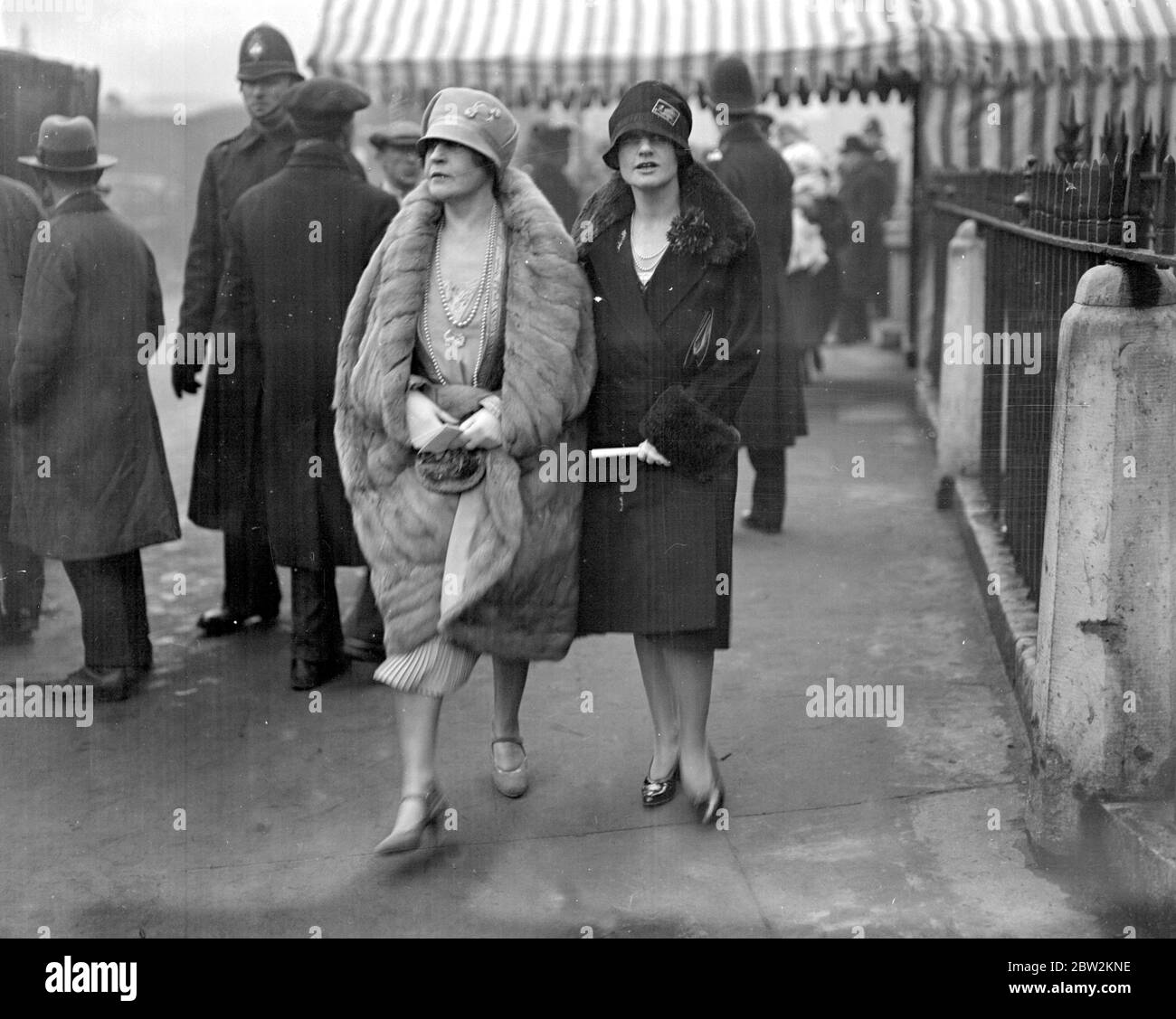 Wedding of Captain G.E. Gordon Duff and Miss Rosemary Craven at St Margaret's, Westminster. Lady Frederick Lewis and Miss Freda Lewis. 2 February 1927. Stock Photo