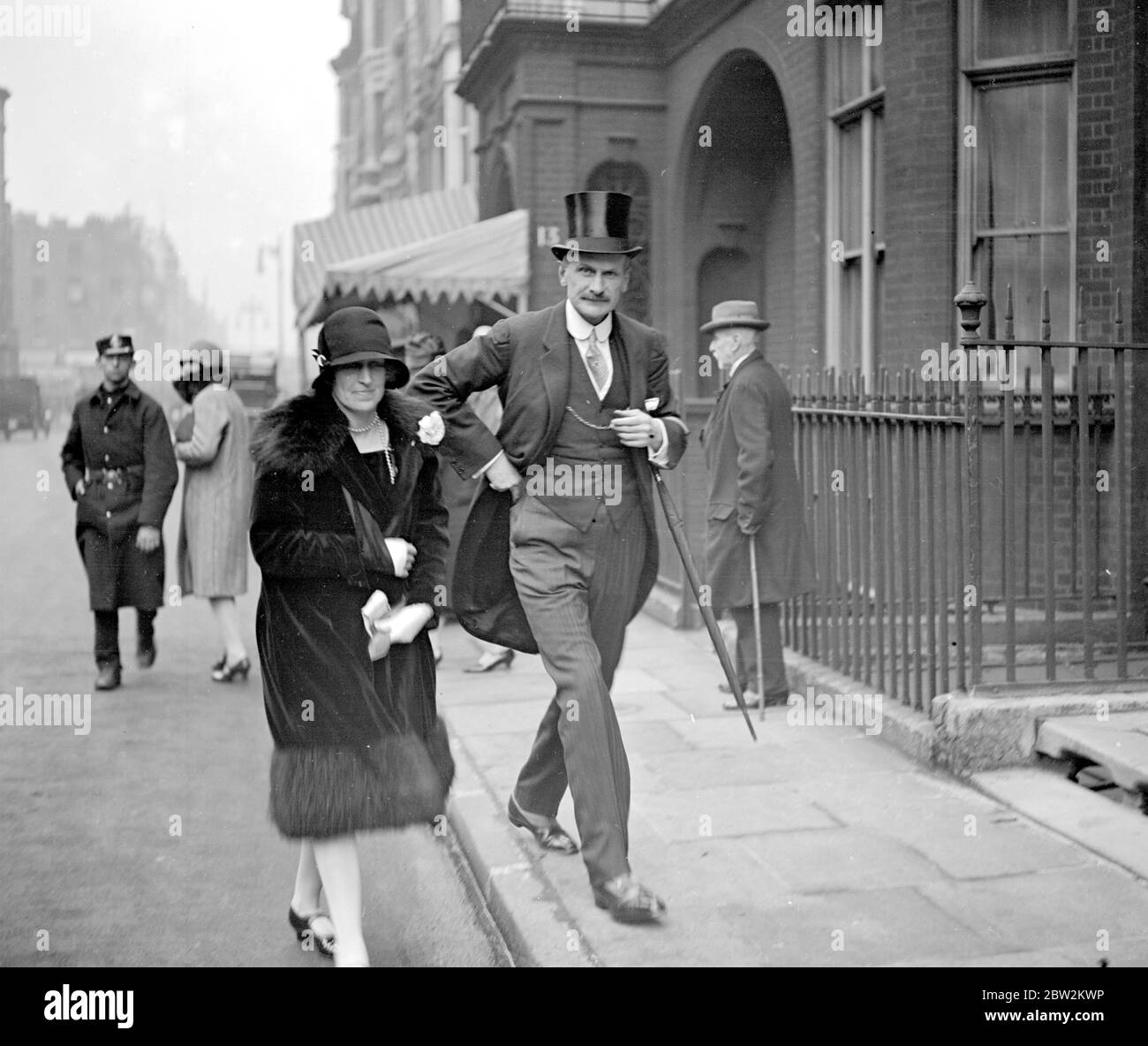 Nall-Cain: Pennyman wedding at St Mark's North Audley street. Photo Shows: Lord and Lady Vivian. 1 November 1927 Stock Photo