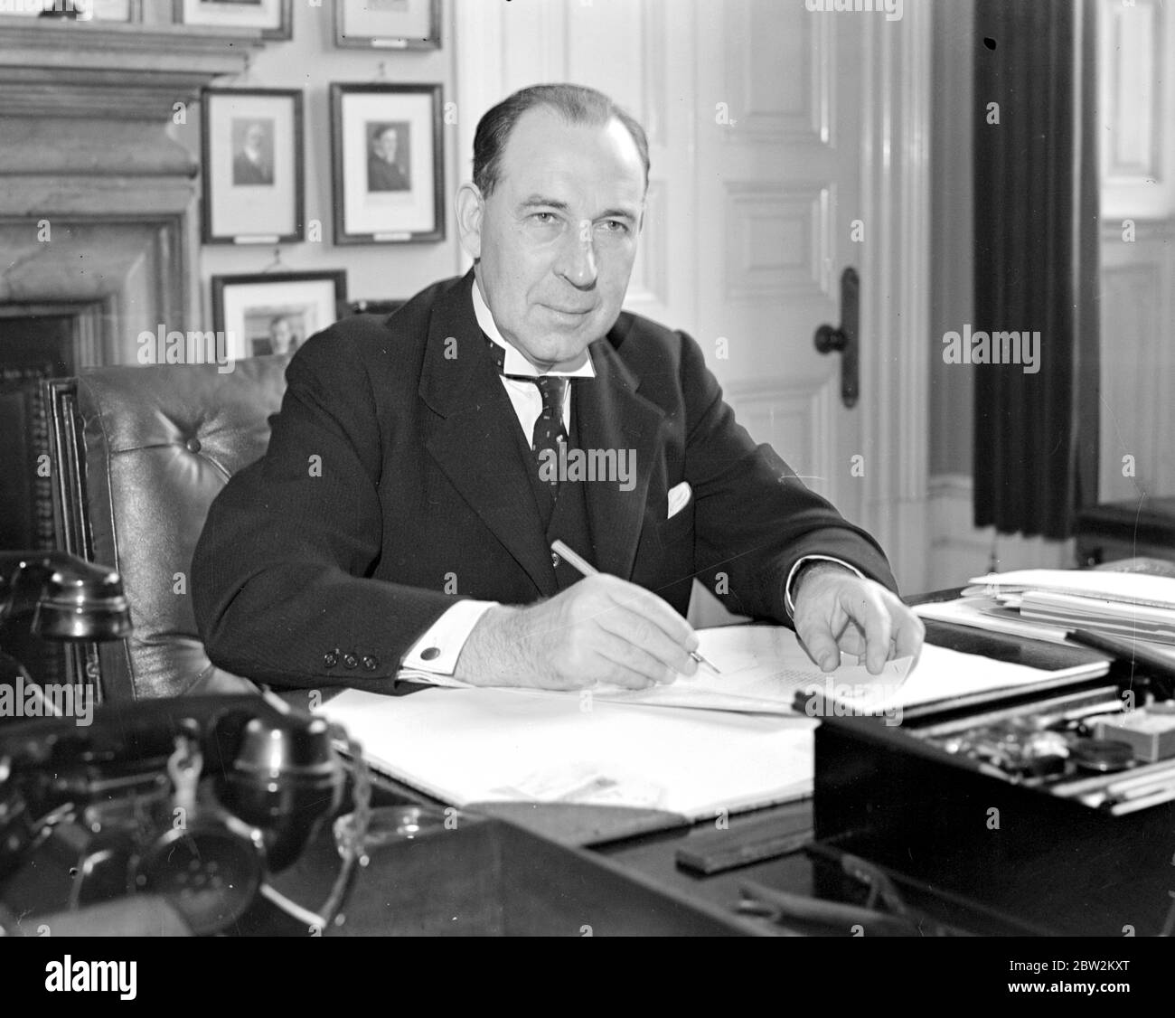 At his desk at the Home Office. Sir John Anderson, newly appointe Lord Privy Seal with his secretary, Mr Norman Brook. 7 November 1938 Anderson, John, Sir (Viscount Waverly) British politician; governor of Bengal 1932-1937; British home secretary 1939-1940; British chancellor of the exchequer 1943-1945  1882-1958 Stock Photo
