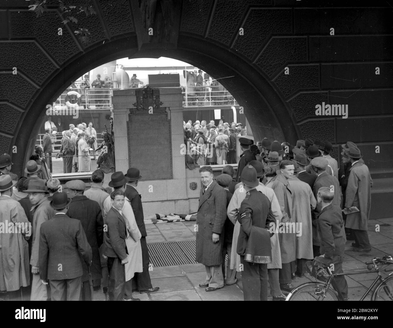 London. King George V memorial Panel, Embankment, unveiled by Lady Ritchie. 15 July 1936 Stock Photo