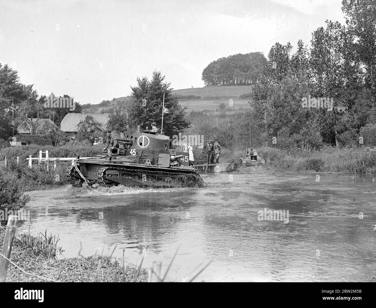 Tank with Vickers Medium Mark I on manoevres, in Andover, Winchester area. 21 August 1935 Stock Photo