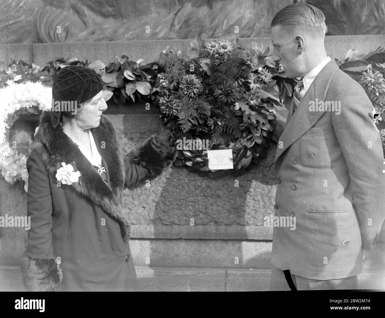 Trafalgar Day 1933 Mrs Halliwell McPherson and her son, descendants of Captain Halliwell, who commanded Swiftsure under Nelson, with the wreath brought by them from Montreal, Canada. 21 October 1930 Stock Photo