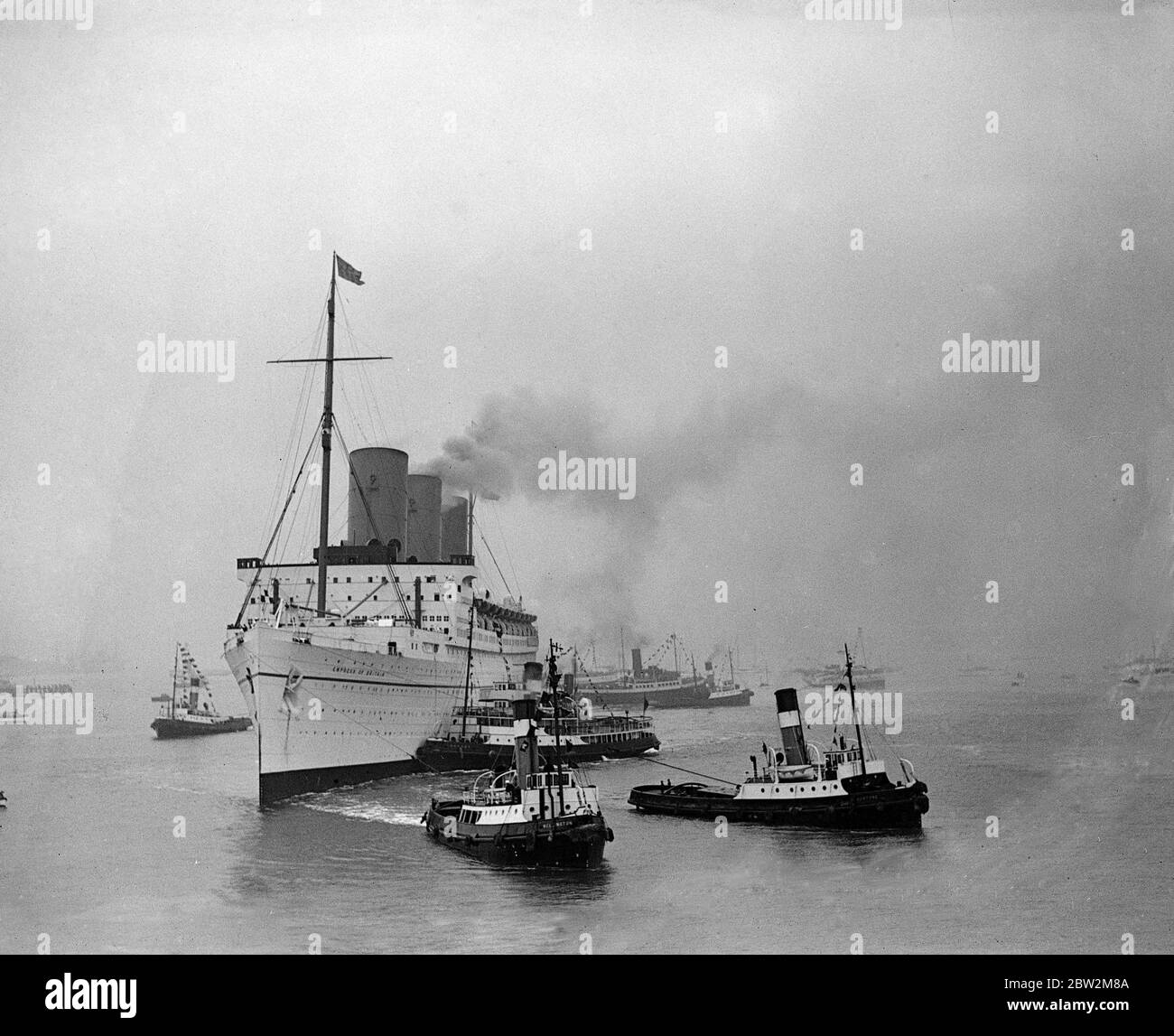 The Royal tour of Canada and the USA by King George VI and Queen Elizabeth , 1939 The King and Queen aboard the liner  Empress of Britain  on arrival at Southampton . Stock Photo