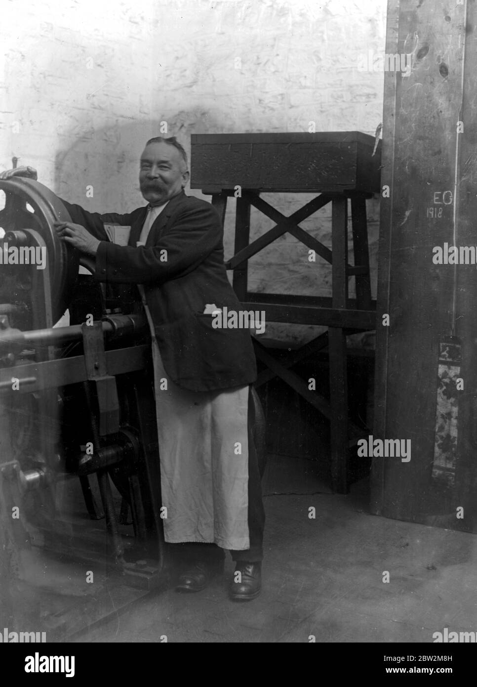 Lace making in Devon. Mr John Searle making Devon Tulle Lace at Tiverton. 5 November 1919 Stock Photo