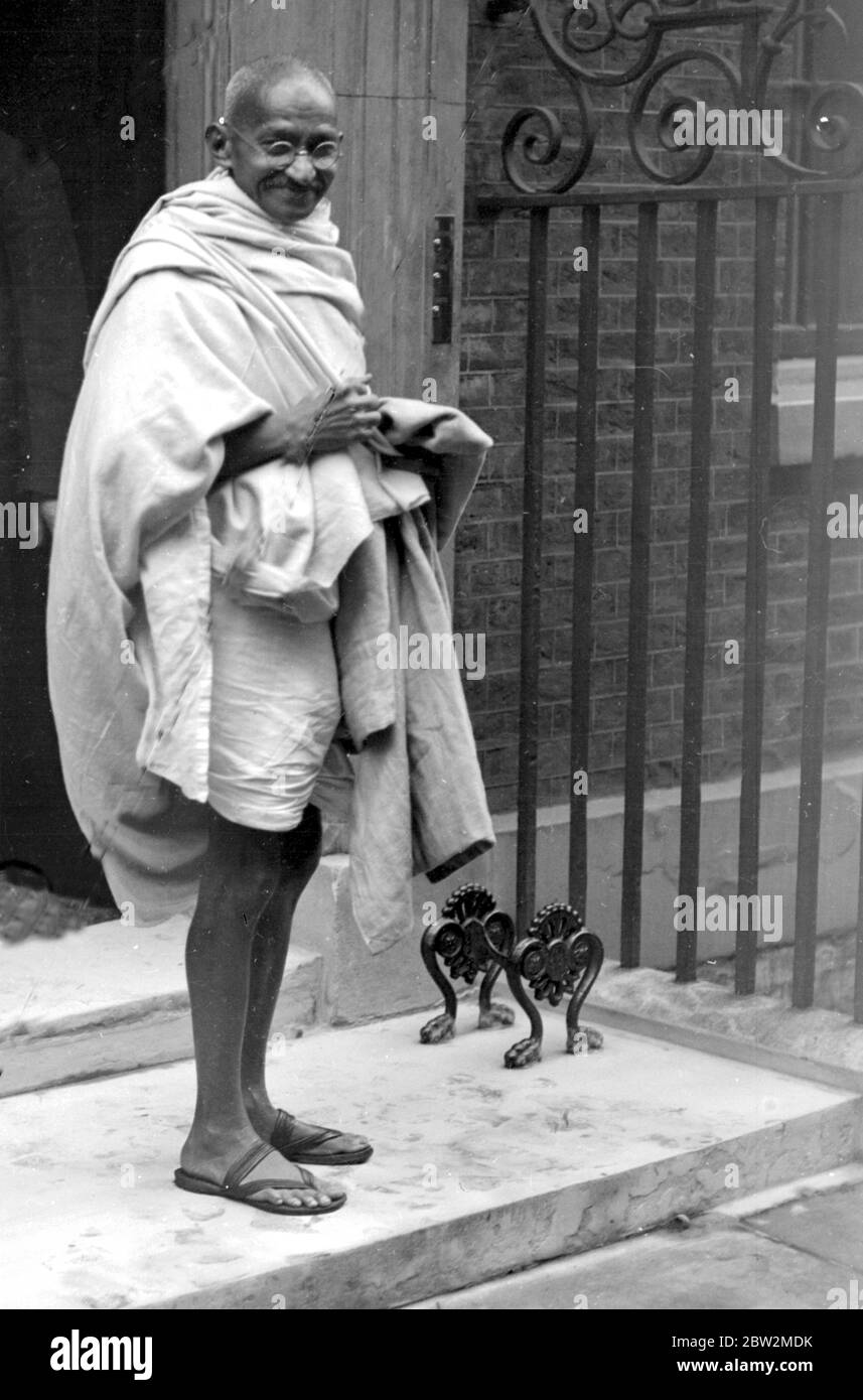 At No. 10 Gandhi arriving at No. 10 Downing Street for his meeting with Mr Ramsay Mcdonald. 3 November 1931 Stock Photo