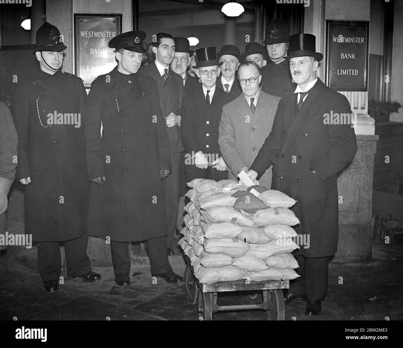 Broadway Congregational Societies Â£72,000 share out (Hammersmith). Mr E.J.B. Spearing (Secretary) supervising the depatch of the money from the bank and holding 22,325 in Â£5 notes. 1938 Stock Photo