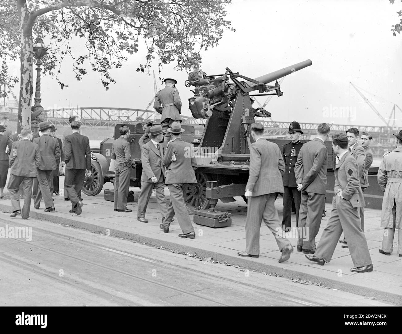 War Crisis, 1939. Air Raid precautions 3 inch anti-aircraft guns in London. 28 September 1939 Stock Photo