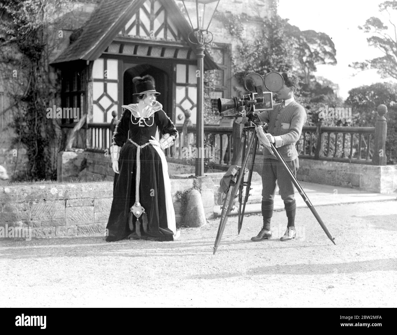 The Virgin Queen filmed in the New Forest. Lady Diana Manners as Queen Elizabeth. 26 October 1922 Stock Photo