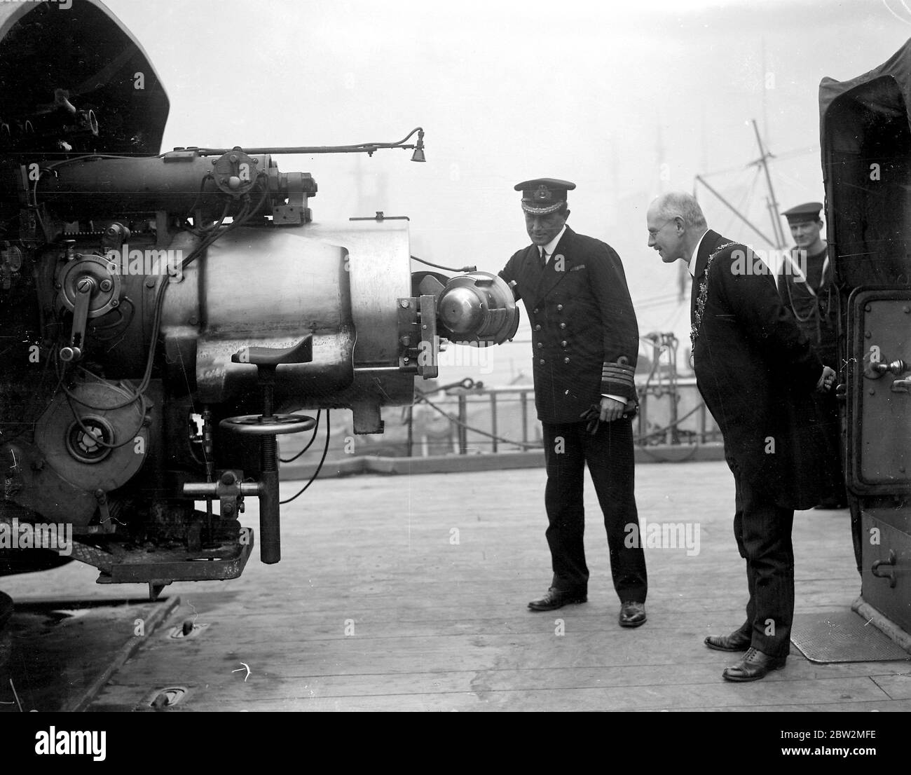 Re-presentation of a shield presented by the people of Southhampton, to H.M.S. Southhampton and has been in the safe keeping of the Mayor, since the Battle of Jutland when it was badly damaged. Capt. Brooke explains the workings of a Six inch Gun to the Mayor, Alderman Kimber 17th Feburary 1919 Stock Photo