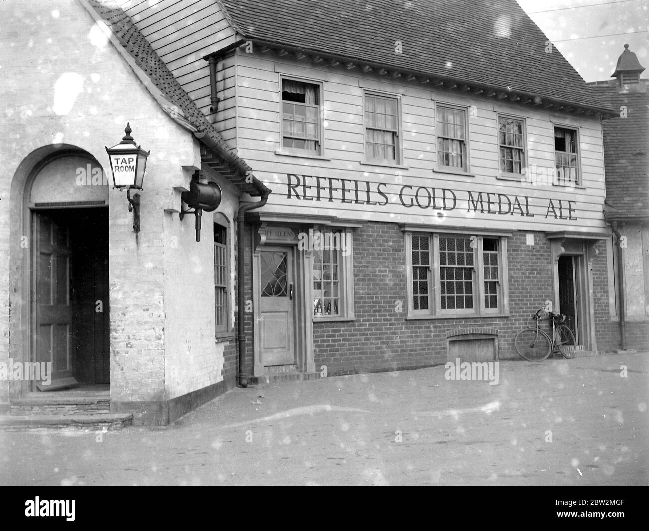 Woodman, Reffells Gold Medal Ale, off-licence shop. 1934 Stock Photo