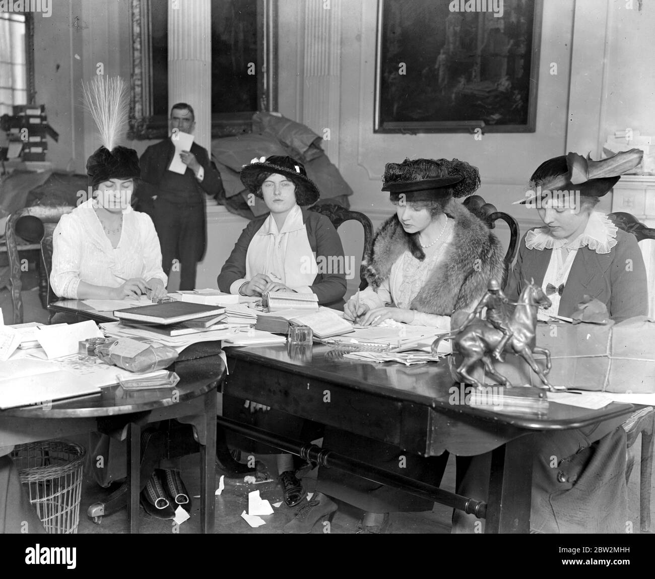 Countess Zia and Nada Torby collecting funds for scarves and socks for soldiers. 1914 - 1918 Stock Photo