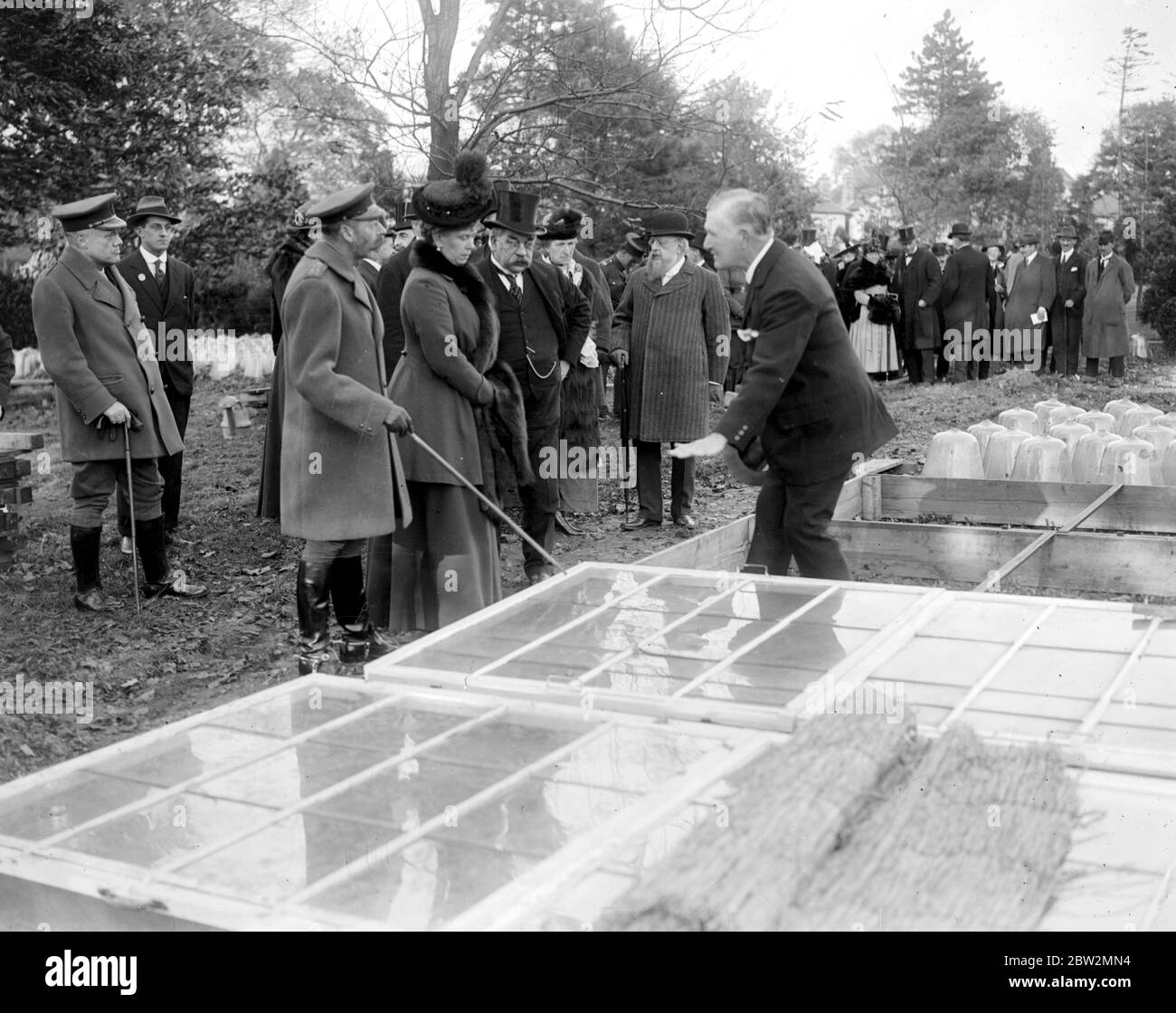 The King and Queen visit the home of rest for soldiers suffering from nervous diseases. The King and Queen with Mr John Hodge, Minister of pensions. 25 October 1917 Elizabeth Angela Marguerite Bowes-Lyon (the Queen Mother, the Queen Mum) British queen; wife of George VI 1923; mother of Elizabeth II; eponym of ships Queen Elizabeth and Queen Elizabeth 2  1900-2002 George VI (Albert Frederick Arthur George) British ruler; king of Britain 1936-1952; last emperor of India 1936-1947; brother of Edward VIII; son of George V  1895-1952 Stock Photo