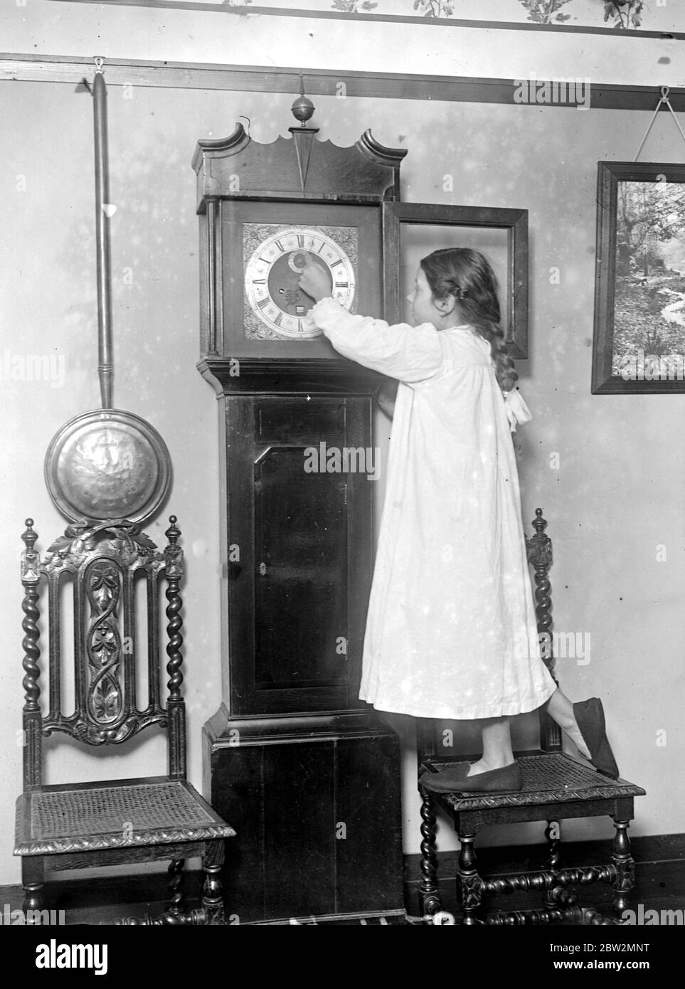 Putting the Clock back. 30 October 1916 Stock Photo