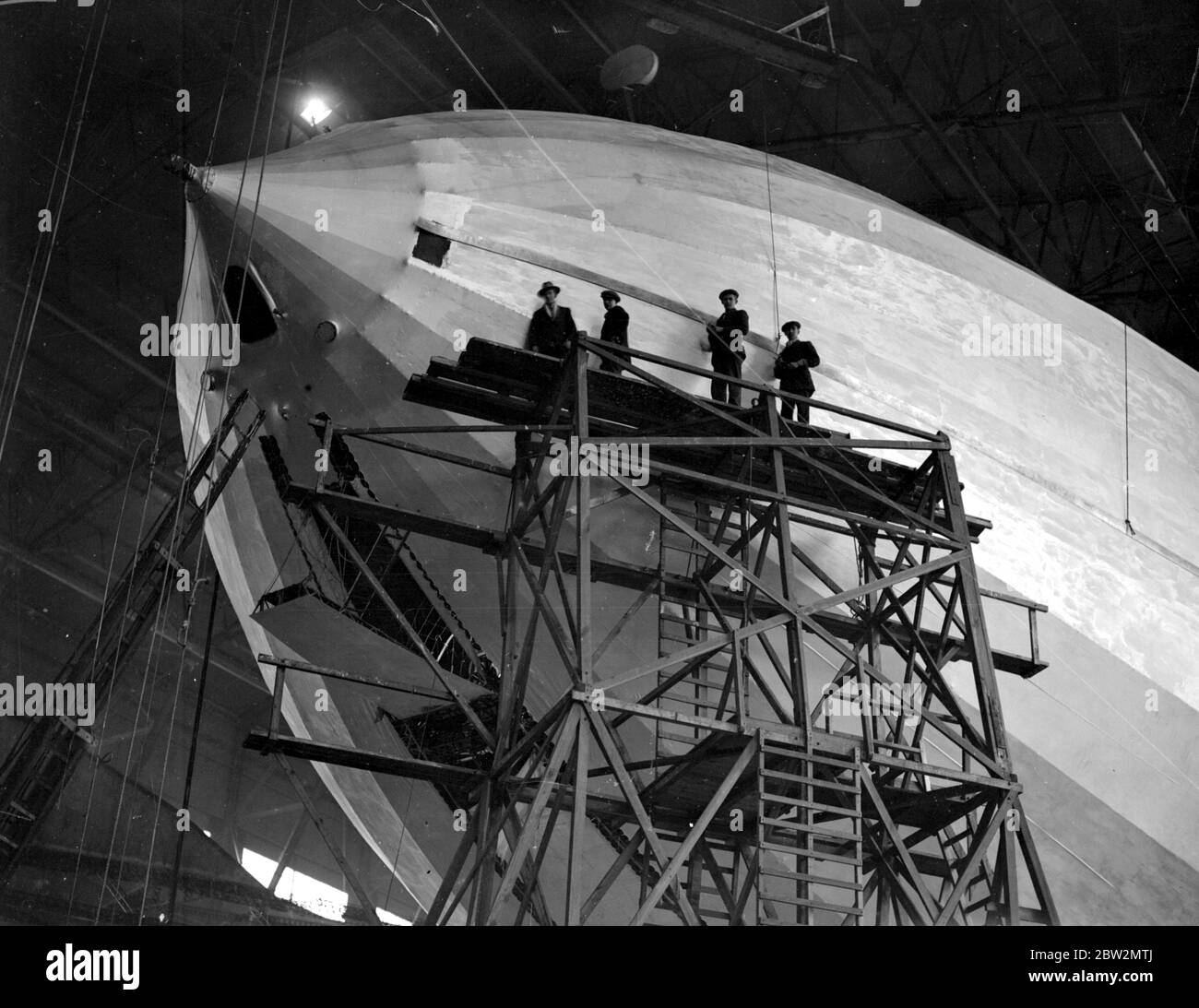R.33 being re-conditioned at Cardington Aerodrome , near Bedford . 19 November 1924 Stock Photo