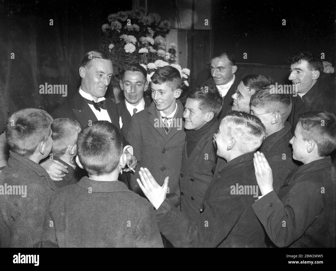 Sir M Campbell at Chislehurst, Kent, talking with youths. 1934 Stock Photo