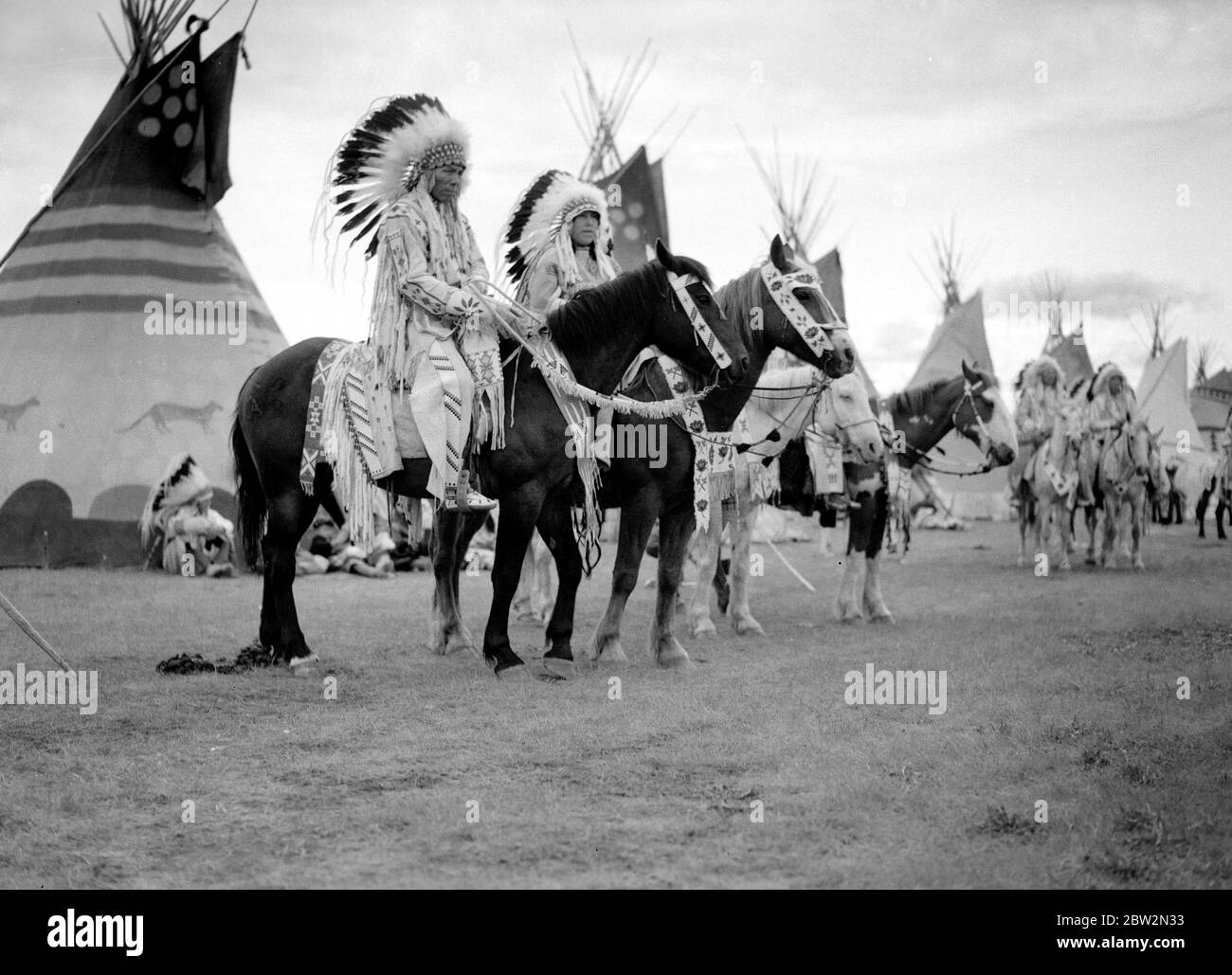 The royal tour of Canada and the USA by King George VI and Queen Elizabeth , 1939 . A real prairie welcome for the King and Queen by Indian Chiefs and three hundred Indians in Calgary , Alberta . Stock Photo