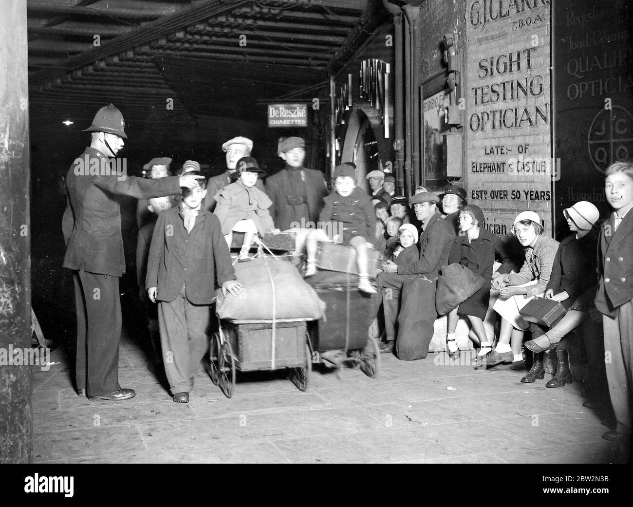 Hoppers at London Bridge Station . 1934 Stock Photo Alamy