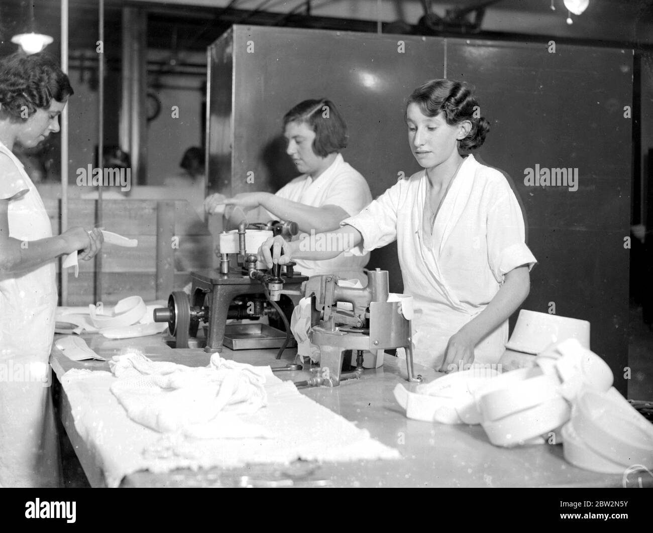 Longland PK Laundry. Women washing the collars. 3 November 1934 Stock Photo