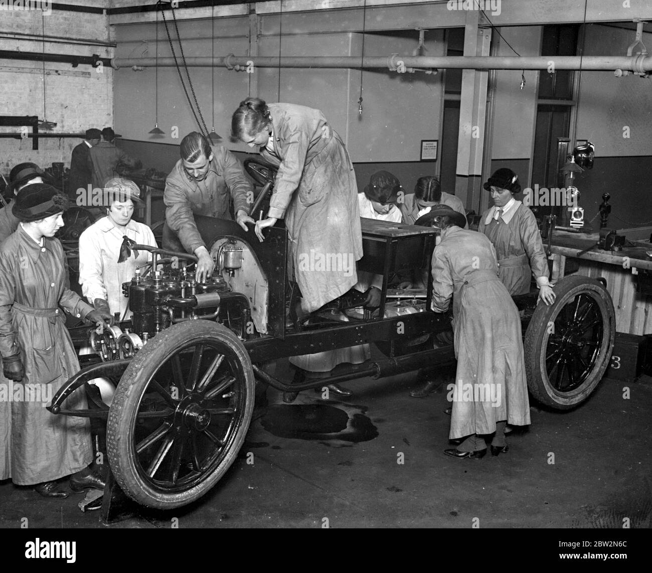 Women learning motoring at the New Central Instruction Workshop of the British School of Motoring. 1914 Stock Photo