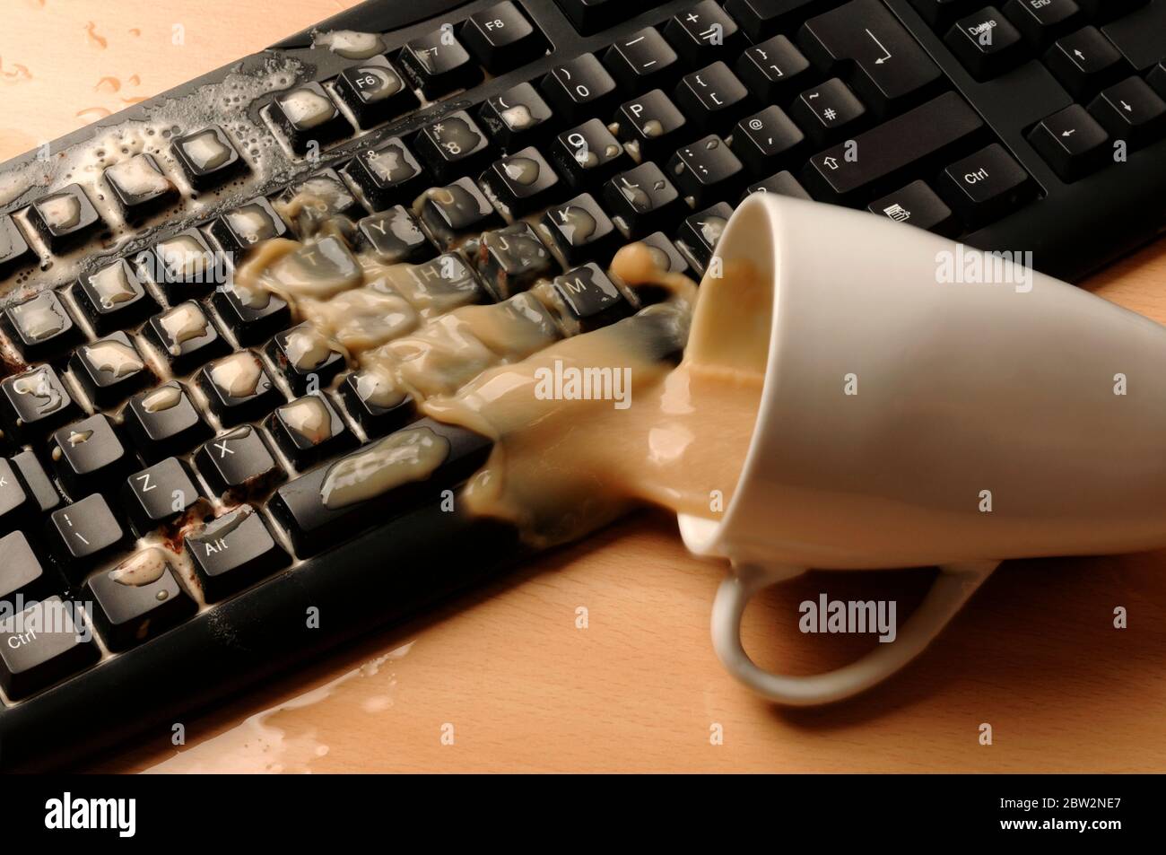 Залил клавиатуру водой. Пролитый кофе на клавиатуру. Пролил чай на клавиатуру. Пролил чай на клавиатуру ноутбука. Кофе на клавиатуру ноутбука.
