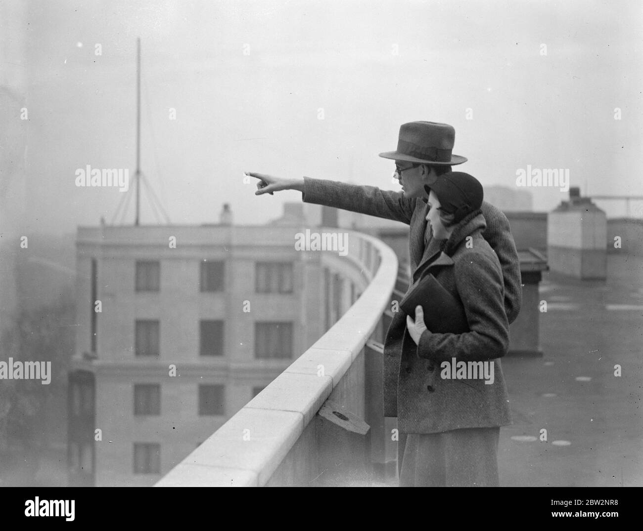 Prince Lennart and his bride in London . Prince Lennart of Sweden pointing out to his bride Miss Karen Nissvandt , various views of London from the roof of the hotel where they are staying pending their marriage at London register office . 24 February 1932 30s, 30's, 1930s, 1930's, thirties, nineteen thirties Stock Photo