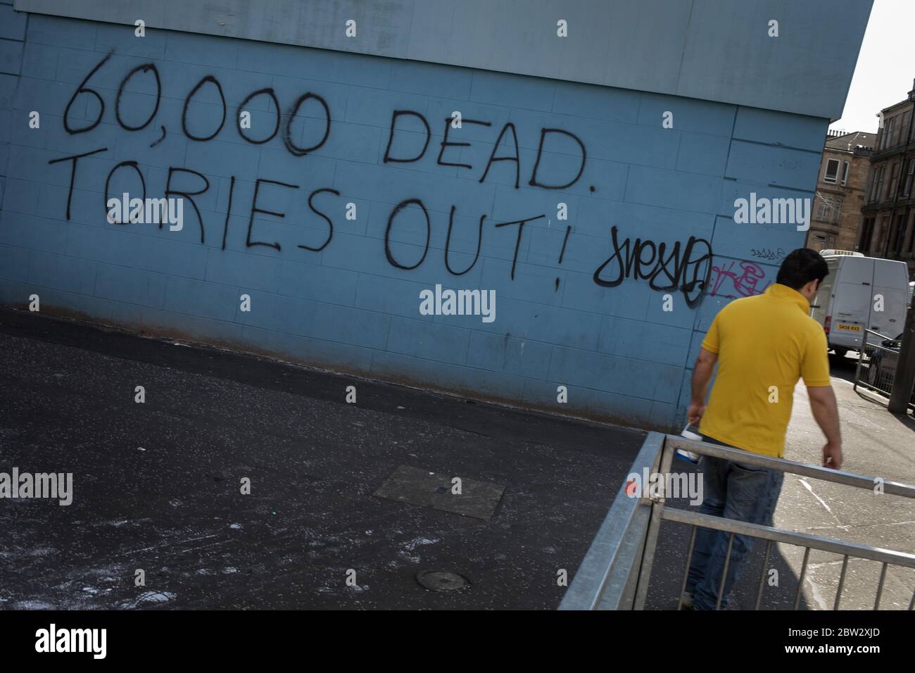 Glasgow, UK, 29th May 2020. Graffiti reading '60,000 Dead, Tories Out!'  has appeared on a wall in the Govanhill district of the city, displaying local anger at the policies and handling of the CoronaVirus Covid-19 health pandemic by the UK's Conservative government led by Prime Minister Boris Johnson. In Glasgow, Scotland, on 29 May 2020. Photo credit: Jeremy Sutton-Hibbert/Alamy Live News. Stock Photo