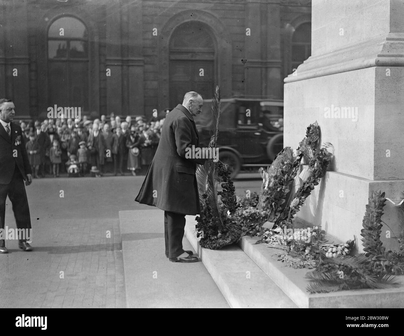 Fourteenth anniversary of Fifth Army Retreat commemorated in London . General Sir Ivor Maxe , inspected the Red Fox Comrades Association , who took part in the Fifth Army Retreat fourteen years ago during the War , at the Horse Guards Parade London . General Sir Ivor Maxe placing a wreath on the Cenotaph in Whitehall , London . 20 March 1932 Stock Photo