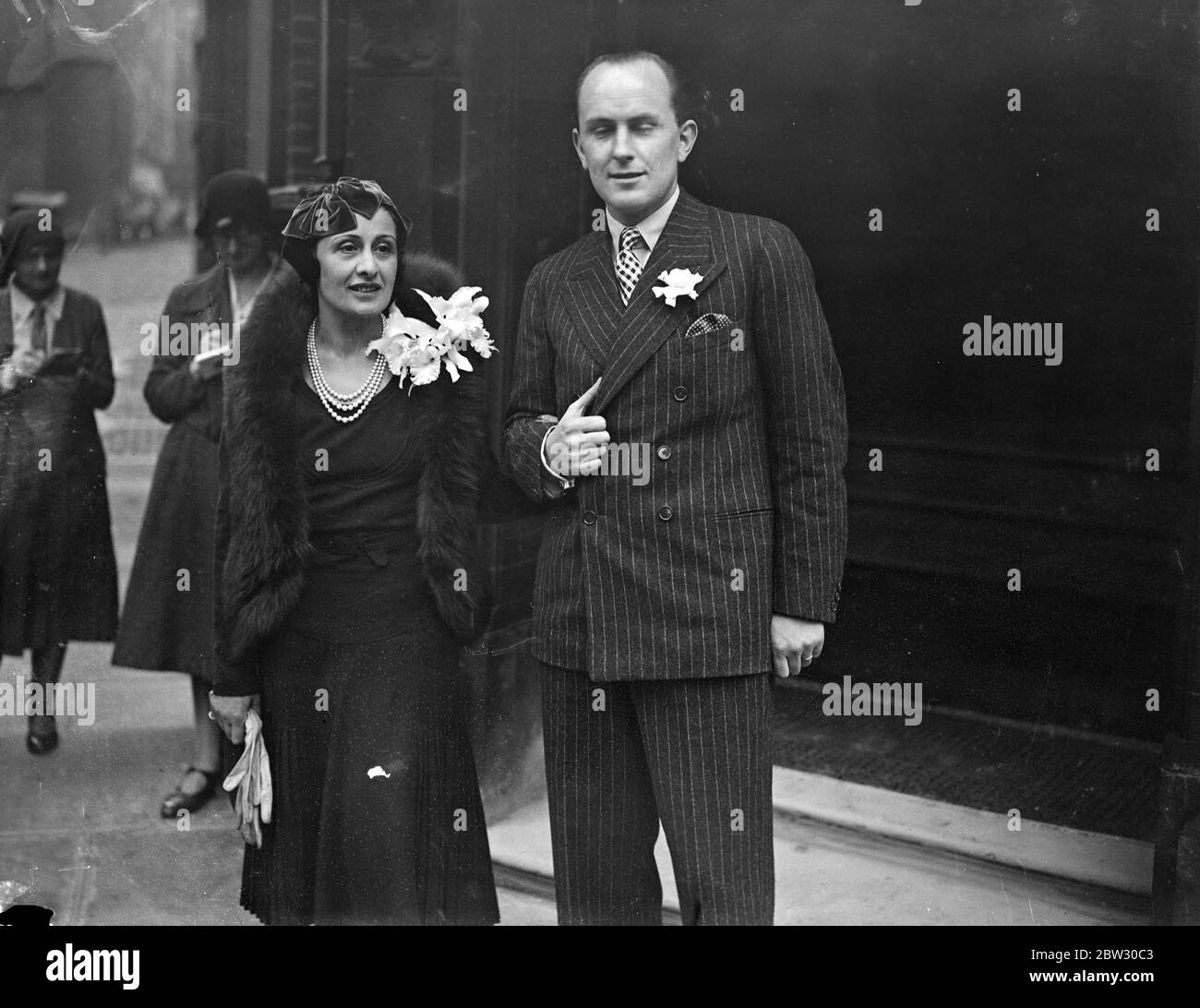 Madame Maya de Lisle weds inventor . Madame Maya de Lisle married to Mr Amherst Villiers , the famous inventor at the Princes row register office , london . The bride and groom leaving the register office after the ceremony . 30 July 1932 Stock Photo