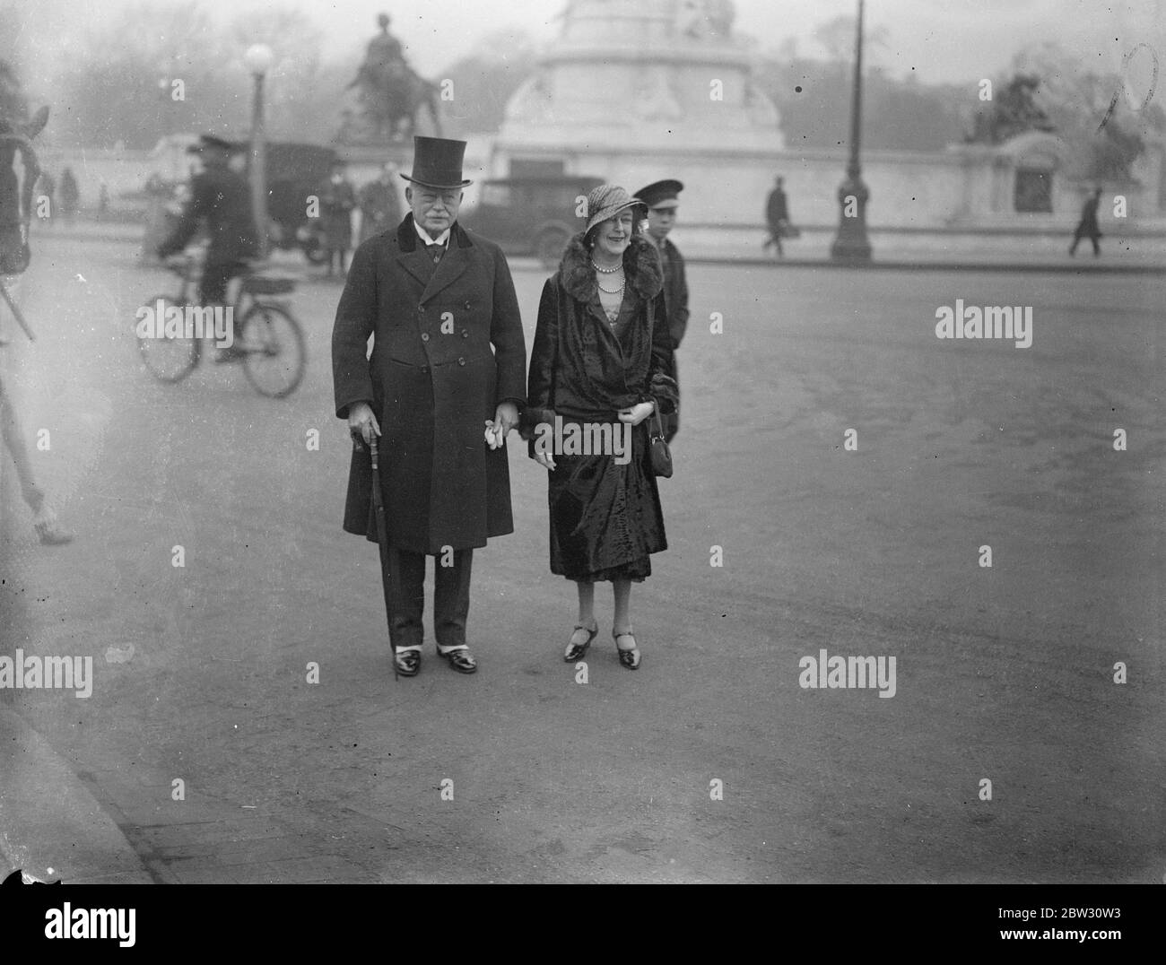 King and Queen give a teaparty at Buckingham Palace . The King and Queen gave a tea party at Buckingham Palace , London , at which they entertained 450 people including members of the Government and their wives . Sir Clement and Lady Kinloch Cooke arriving for the party . 10 March 1932 Stock Photo