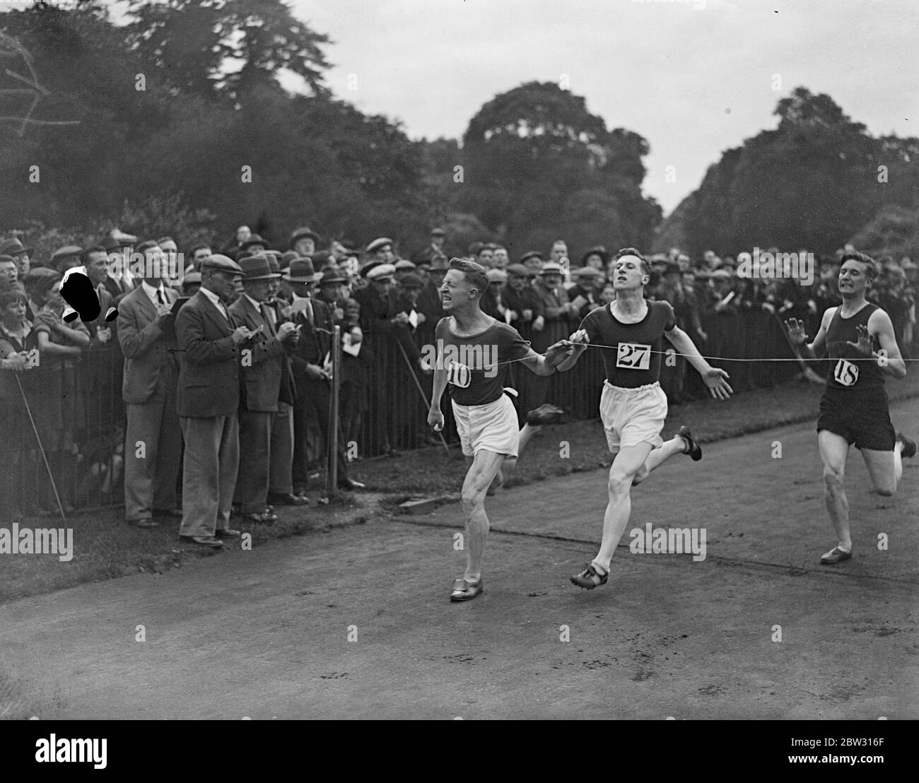 A close finish at Battersea Park . T Pritchard ( no 10 0 winning the 880 yards in a close finish at the Belgrave Harriers championships at Battersea Park , London . 30 July 1932 Stock Photo