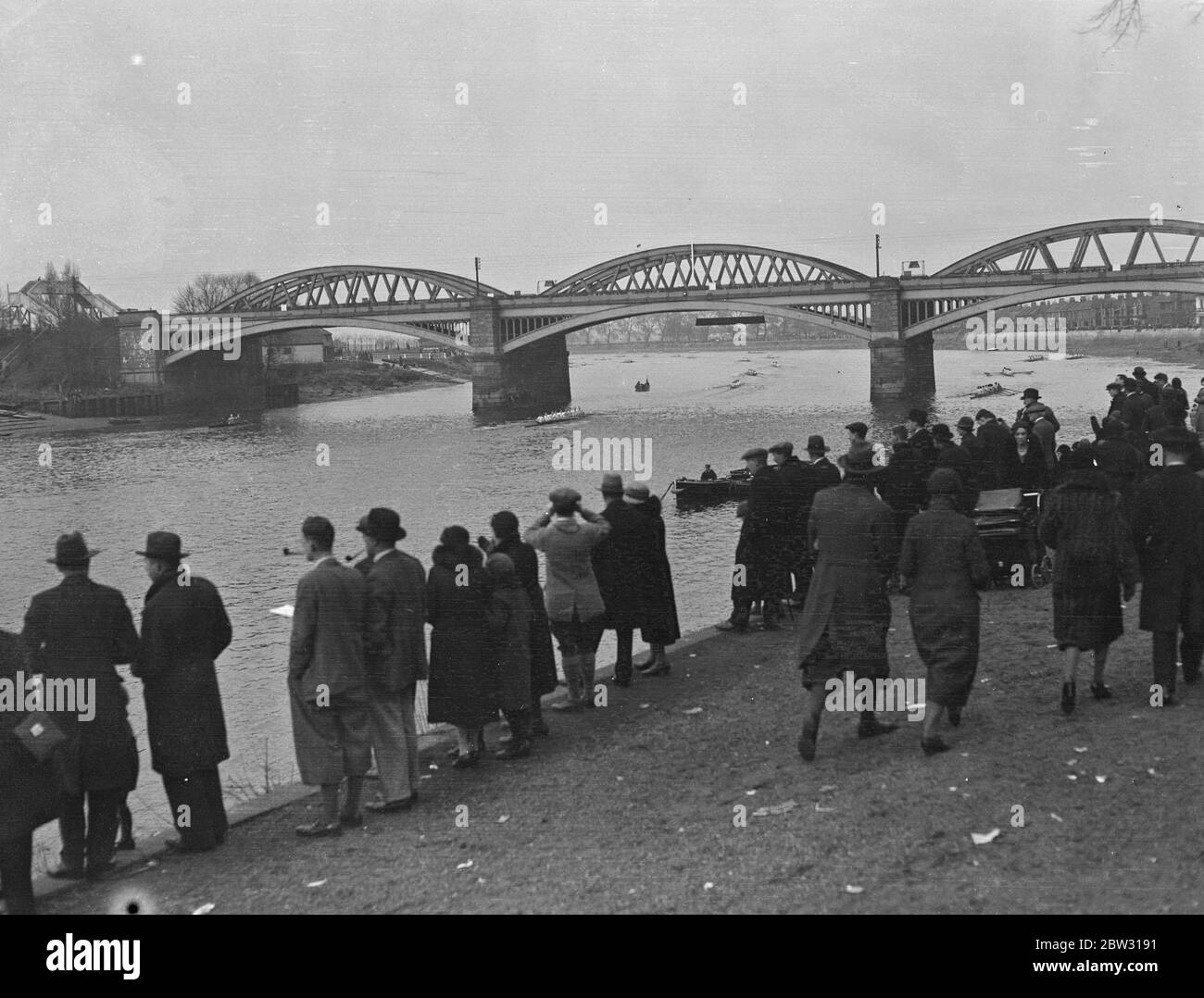 Head of the river championships over boat race course on Thames . 131 crews and over a thousand oarsmen took pat in the head of the river championships on the reverse boat race course from Mortlake to Putney on the Thames . A view of the head of the river championships in progress from Barnes Bridge . 18 March 1932 Stock Photo