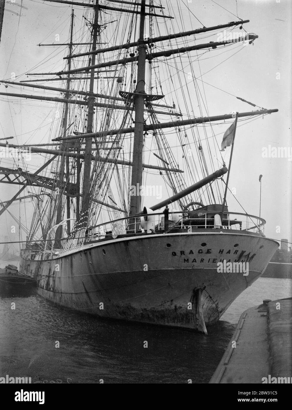 Last grain windjammer arrives in London . The last arrival of the