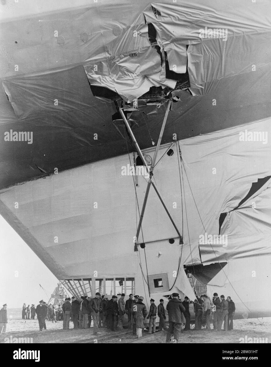 Smashes rudder , torn sides of giant dirigable NJ . 22 February 1932 Stock Photo