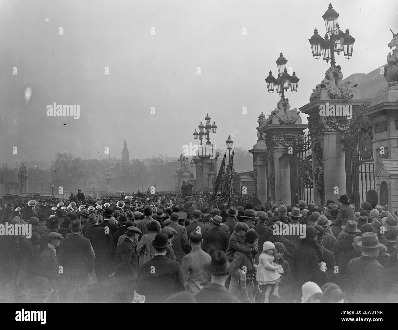 Salvation Army band plays outside Buckingham Palace . 20 March 1932 Stock Photo