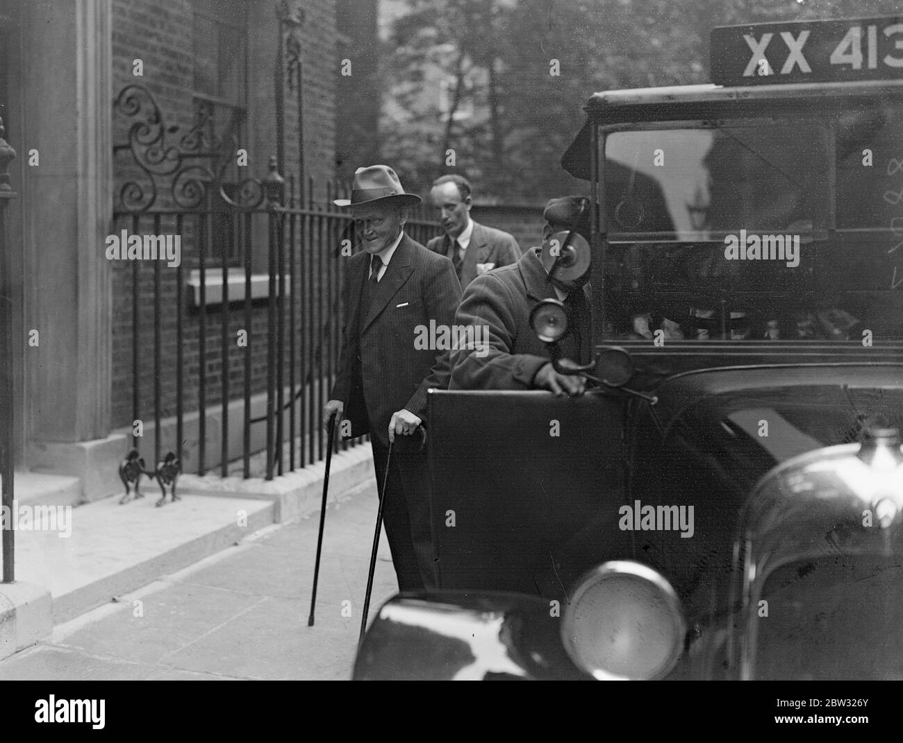 Cabinet confers on the Ottawa conference . Crowds gathered in Downing Street to watch Cabinet Ministers as the arrived at No 10 for the specially called meeting to discuss the Ottawa Conference on the arrival home of the delegation . Lord Snowden arriving for the meeting . 27 August 1932 Stock Photo