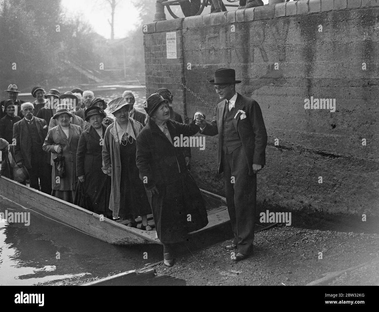 Mr Murray Phillipson MP convoying voters to the poll by punt . 1932 Stock Photo